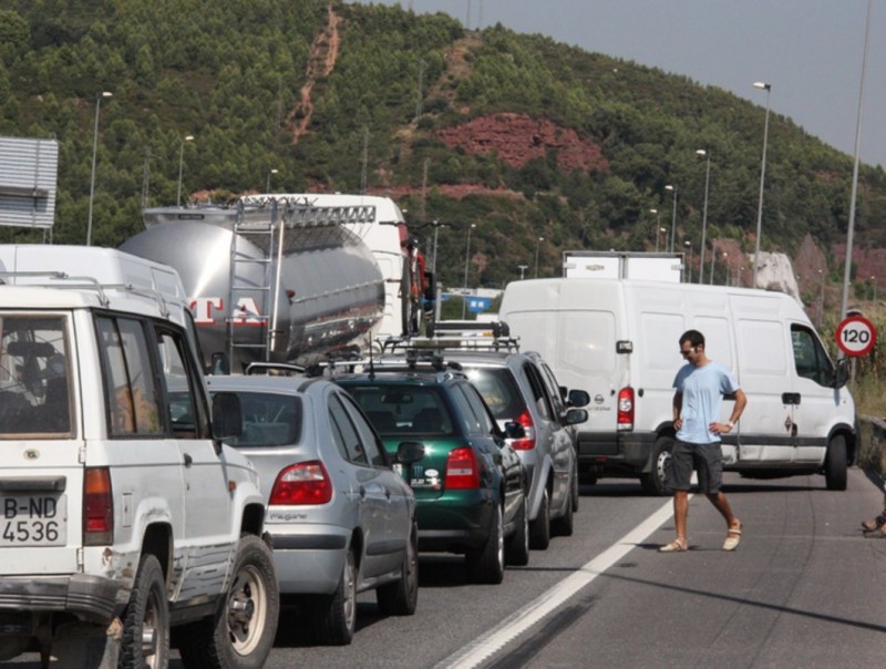 L'accident de la A-2 a Sant Andreu de la Barca va provocar força cues a mig matí a l'autovia ACN