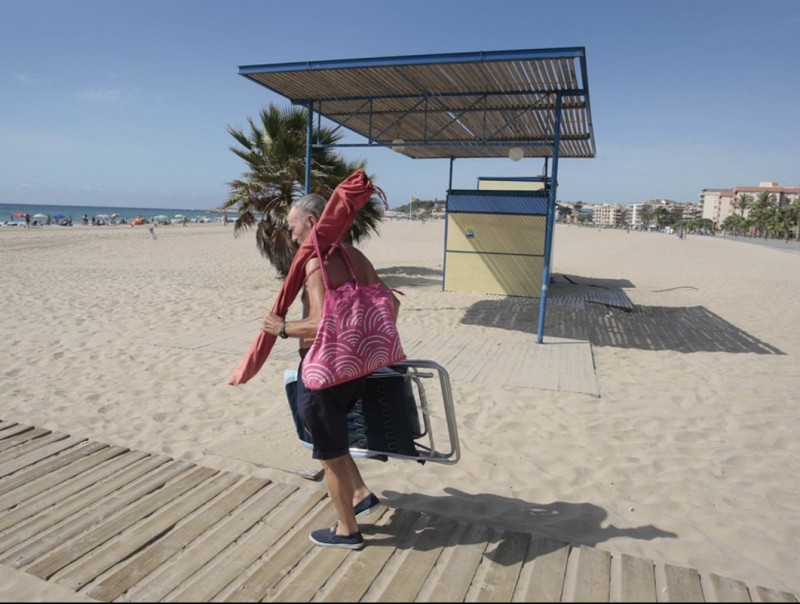 Les tres guinguetes de la platja de la Paella no han obert durant tot l'estiu. J. C. LEÓN
