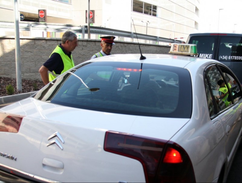 Un control dels Mossos a l'aeroport dins la campanya contra els taxis pirata. ACN