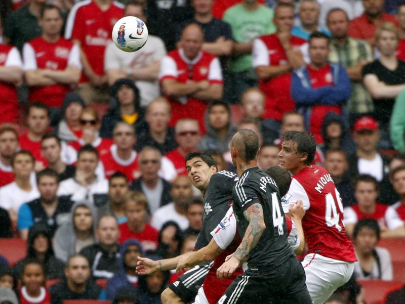 Ignasi Miquel persegueix Luis Suárez ahir en la desafortunada jugada que va suposar el primer gol. EFE