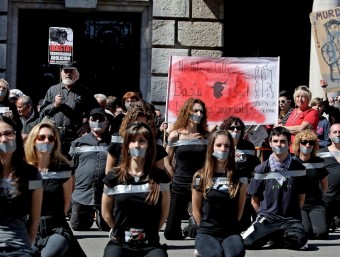 Grup d'antitaurins a les portes de l'Ajuntament de València en senyal de protesta. ARXIU EL PUNT AVUI