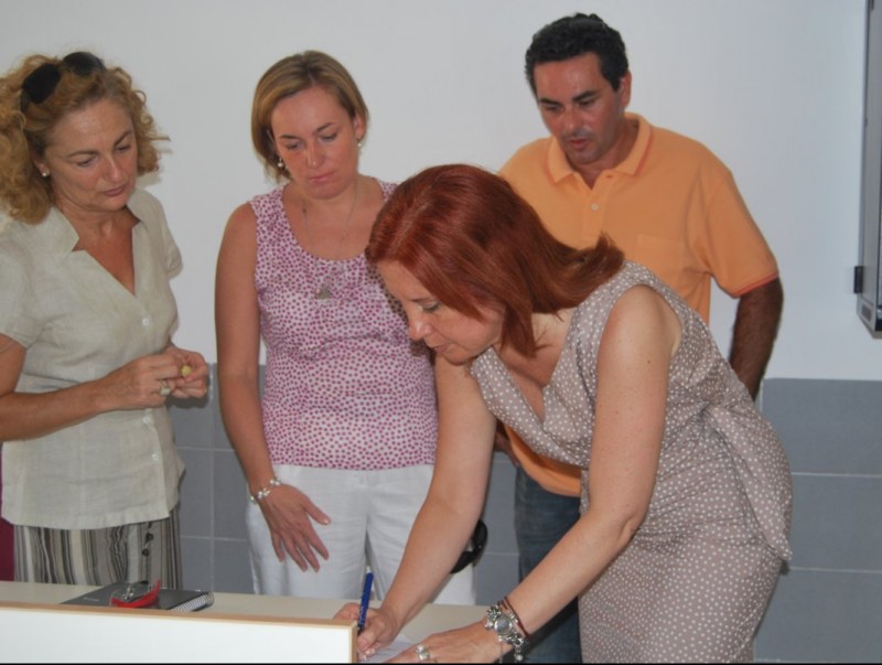 L'alcaldessa d'Aldaia signa les llicències d'ús del nou centre. E. CERVERÓ