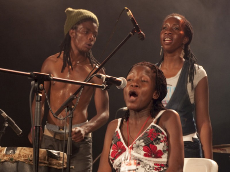 Els zimbabwesos Amawumbo, durant la seva actuació a la Nit Ésdansa de dimarts passat. ÉSDANSA
