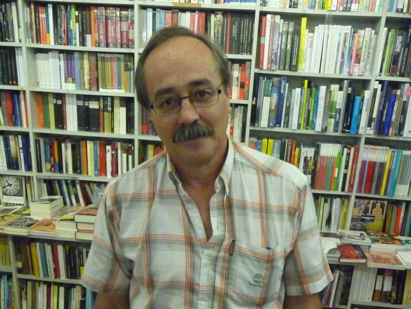 Xavier Moret, amb alguns dels seus llibres, a la Llibreria 22 de Girona X.C