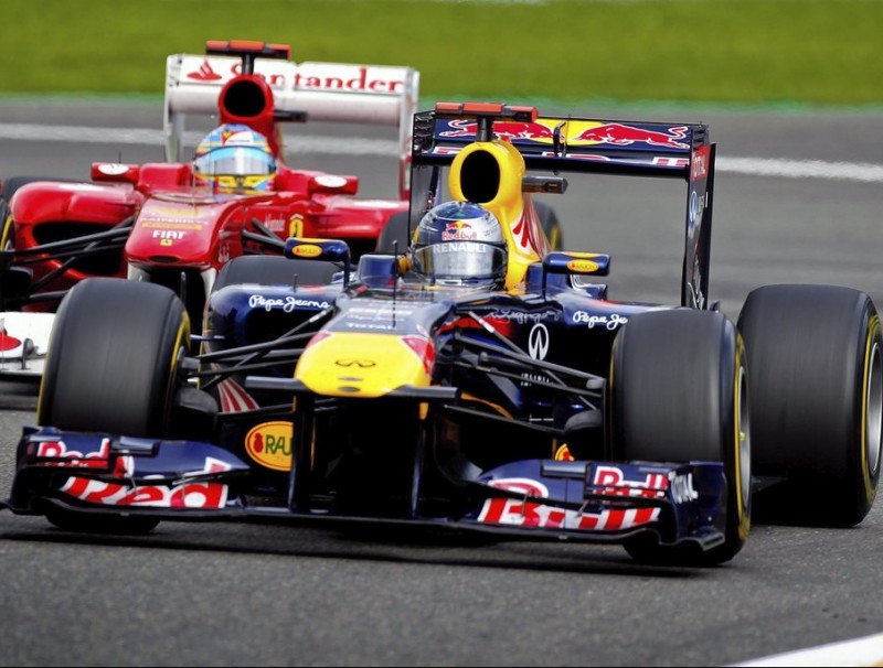 Vettel davant d'Alonso en la primera meitat de la cursa.