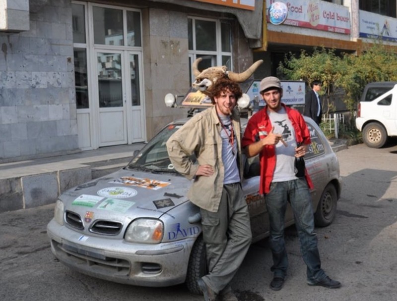 Dani Sellés i Pau Torracabota, celebrant amb un pur l'arribada a la meta del Mongol Rally a la capital de Mongòlia, Ulaanbataar EL PUNT AVUI