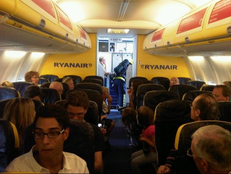 Un bomber, al fons, inspecciona l'avió de Ryanair en un dels aterratges d'emergència d'ahir. J.R