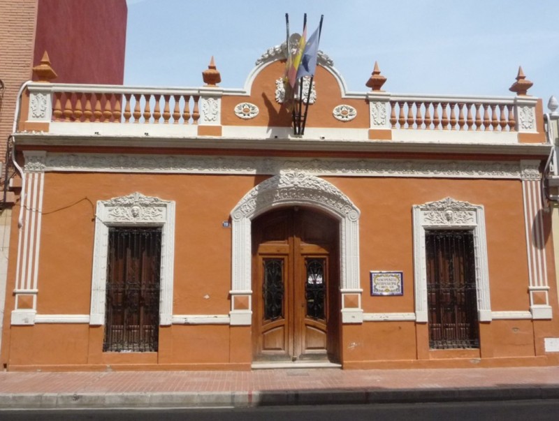 Edifici de la Mancomunitat de Municipis del'Horta Sud al carrer Cervantes de Torrent . ESCORCOLL