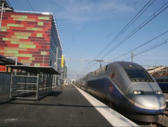 Un tren del TGV a la via de l'estació de Perpinyà, batejada com El centre del món. JEAN-MARIE ARTOZOUL