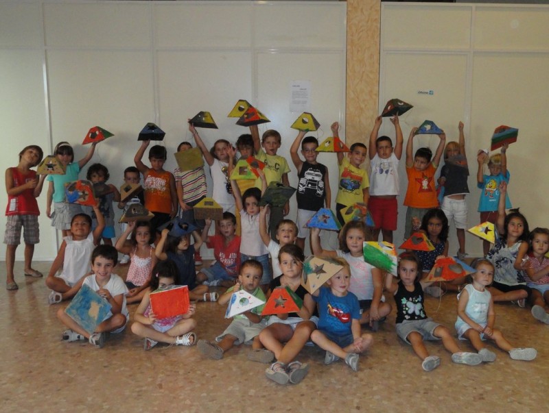 Xiquetes i xiquets participants en la confecció de fanalets. CEDIDA