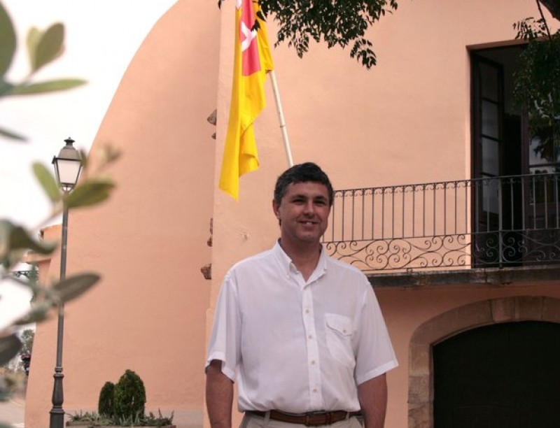 L'alcalde de Mont-ras, Carles Salgas, davant la casa de la vila E.A