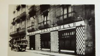 L'edifici a principi del segle XX, amb la façana decorada.  EL PUNT