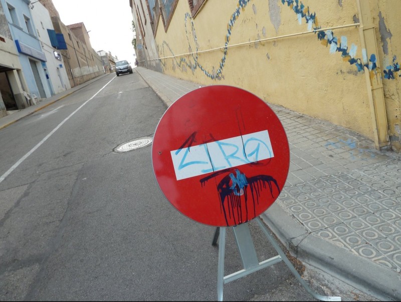 Una senyal provisional evitava la doble circulació, ahir al carrer Lluís Millet. G.A