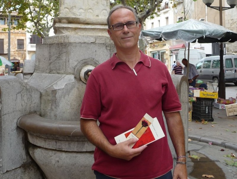 Marcel Surià fotografiat ahir a Vilafranca del Penedès amb l'opuscle i el punt de llibre que ha autoeditat A.M