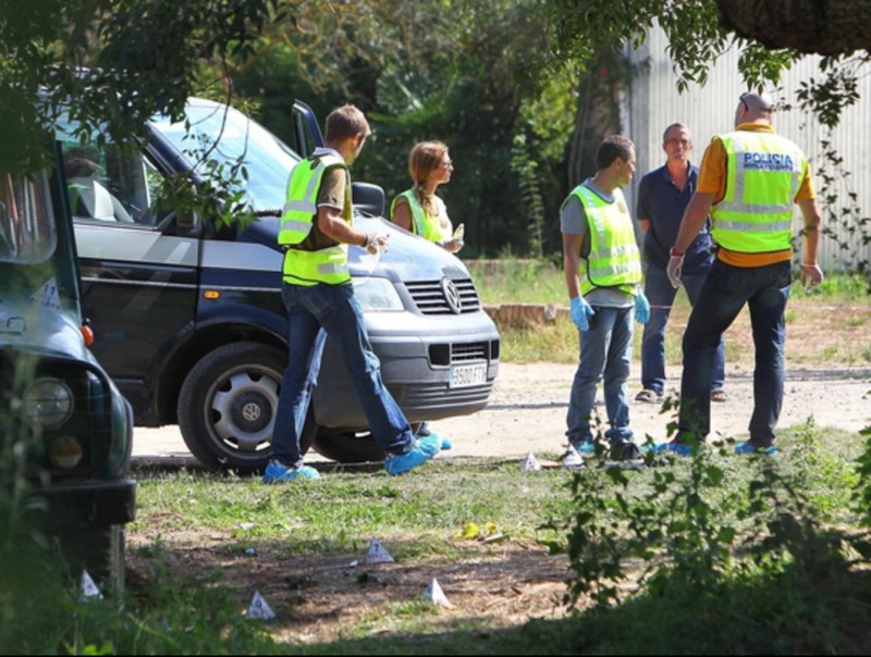 Els agents de la policia científica dels Mossos durant la inspecció ocular al mas Artau de Vilobí el mateix dia del crim, que va tenir lloc el 6 de setembre EDDY KELELE / CLICK ART FOTO