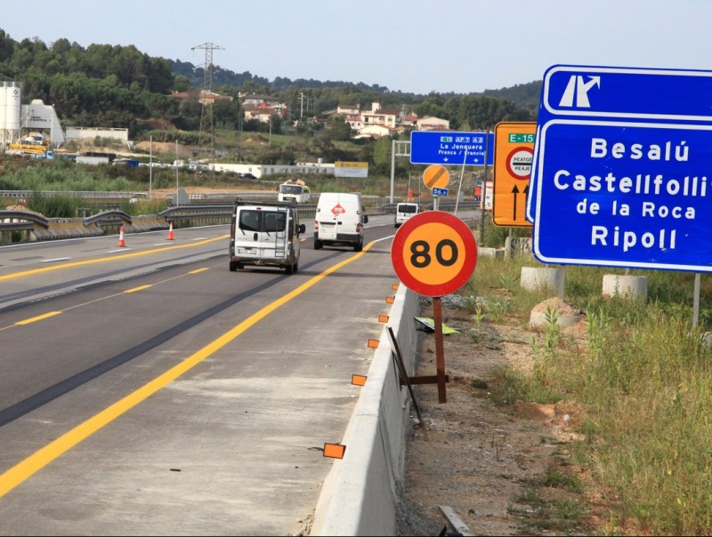 Les obres d'ampliació de l'autopista a la circumval·lació de Girona han tornat a ocupar la calçada aquesta setmana. JOAN SABATER