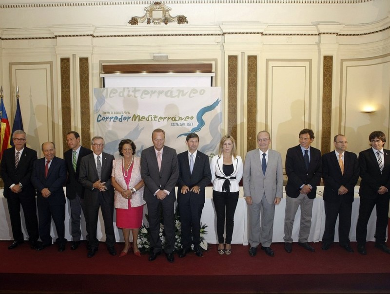 Foto de família dels alcaldes participants EFE
