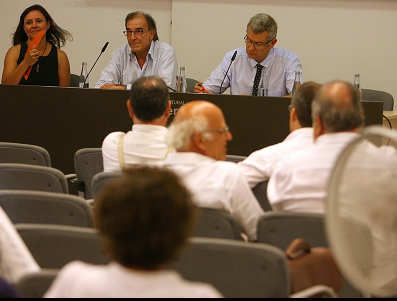 Metges gironins en la trobada que ahir van mantenir amb el gerent de l'ICS, Joaquim Casanovas, per tractar de l'exercici de la professió enmig de les retallades. MANEL LLADÓ