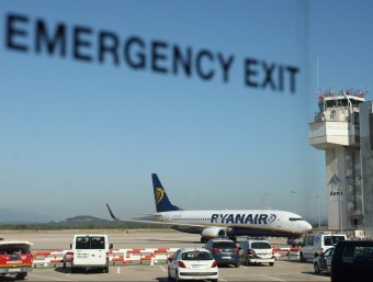 Una vista de la torre de l'aeroport amb un avió de Ryanair, vista de dins un autobús. LLUÍS SERRAT