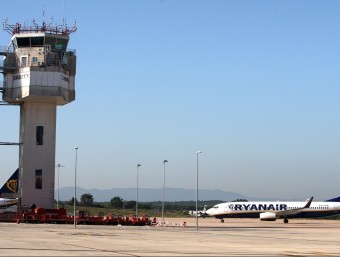 Un avió de Ryanair a la pista de l'aeroport de Girona, en una imatge d'arxiu. LLUÍS SERRAT