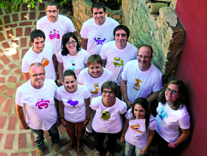 Abaix a l'esquerra, Bernat Casanovas, amb membres de l'empresa que porten les samarretes de Planet Factory.  FACTORIA D'IMATGES