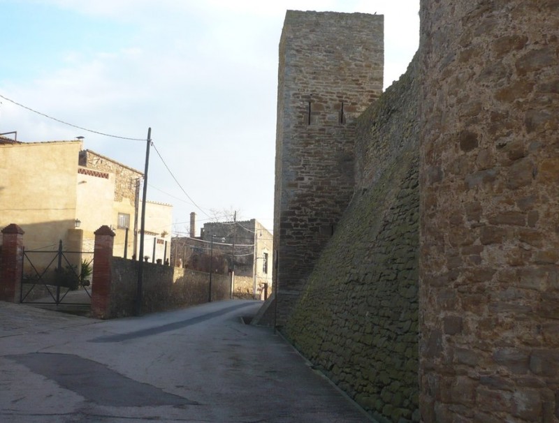 Part del vial que volta la muralla medieval d'Ullastret. A.V