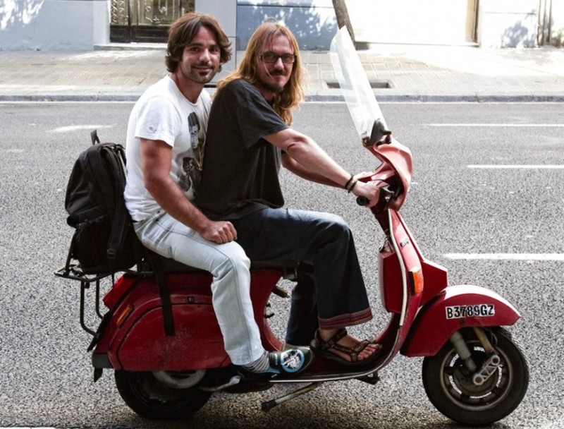L'Oriol i el Carles Rodríguez dalt de la moto amb la qual es desplacen a totes les entrevistes  Quico