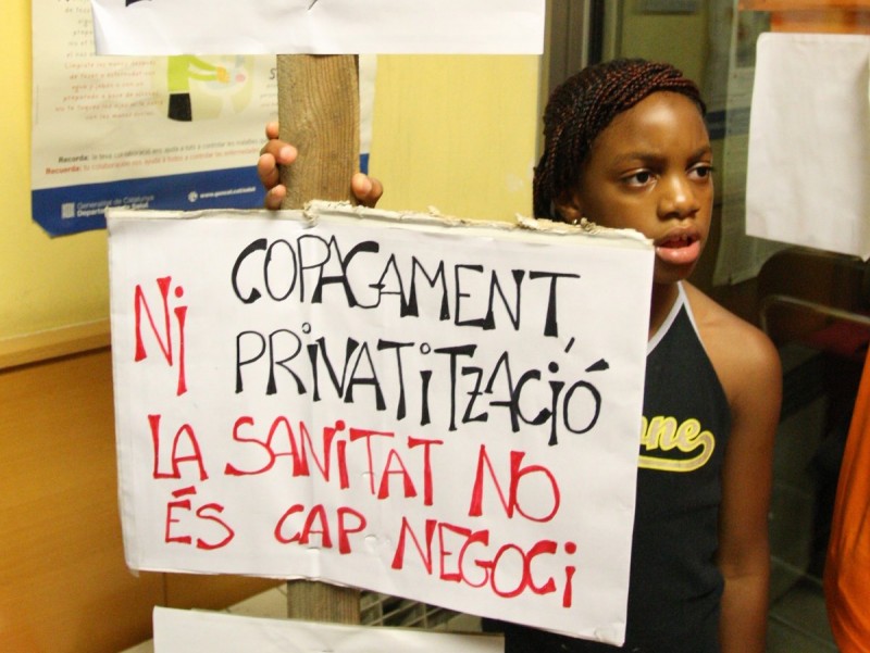 Una nena d'Hostalric sosté una pancarta durant la tancada de la primera nit. LLUÍS SERRAT