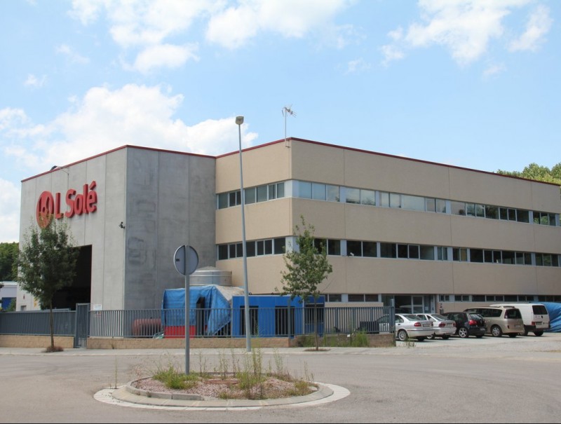 Façana de la seu corporativa de LSolé, a Massanes, que inclou fàbrica i oficines i té una superfície d'uns 1.000 m². TONI FITÉ