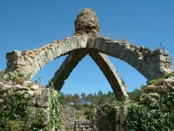 Cava Arquejada a Agres, símbol del parc natural de la Serra Mariola B. SILVESTRE