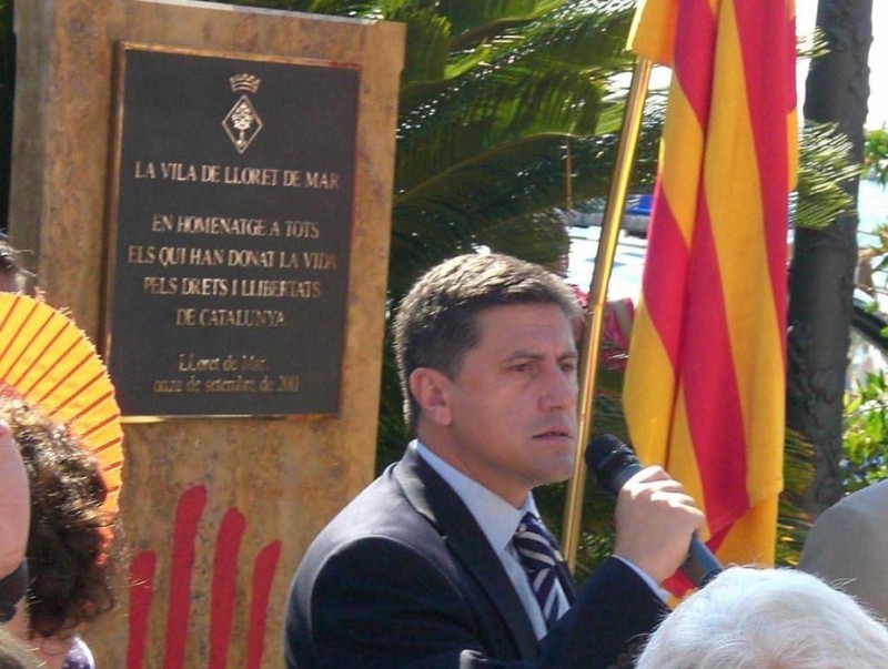 El regidor d'ERC de Lloret de Mar, Jordi Orobitg, davant el monòlit que es va inaugurar l'11 de setembre. EL PUNT