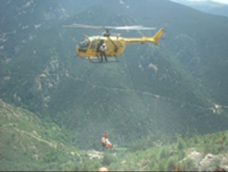 L'helicòpter durant un rescat a Queralbs EL PUNT AVUI