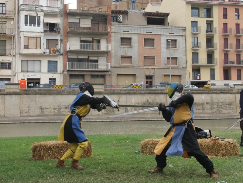 Un dels grups medievals va recrear un duel a a la riba del riu Segre ahir al migdia. D.M
