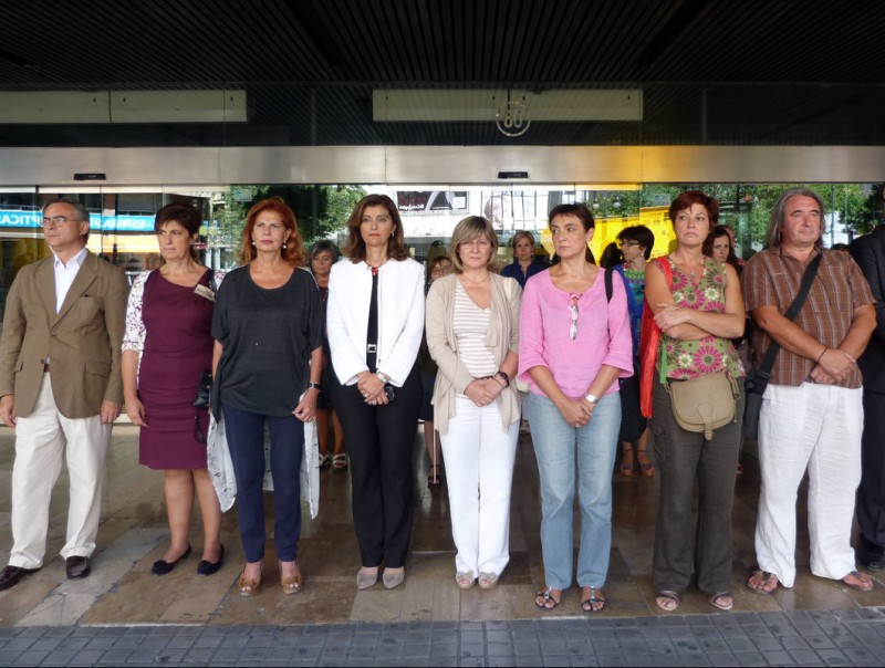 Cinc minuts de silenci a les portes de la delegació del govern espanyol a València, en rebuig a la mort de la dona de Vinaròs, presumptament víctima de la seva parella ACN