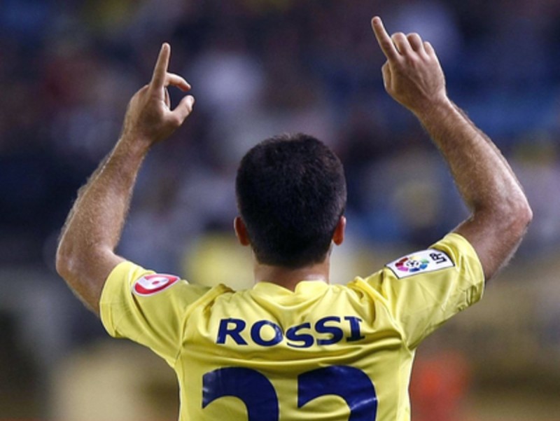 Rossi senyalant al cel per celebrar el seu gol. EFE