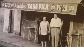 Pilar Maynegre i Ramon Sola, a davant del restaurant.  ARXIU CA LA PILAR