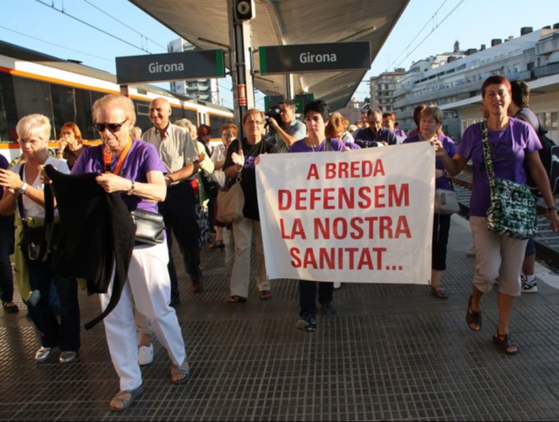 Algunes de les persones que van arribar en tren a Girona des de la Selva per protestar pel tancament dels CAP a les nits. ACN