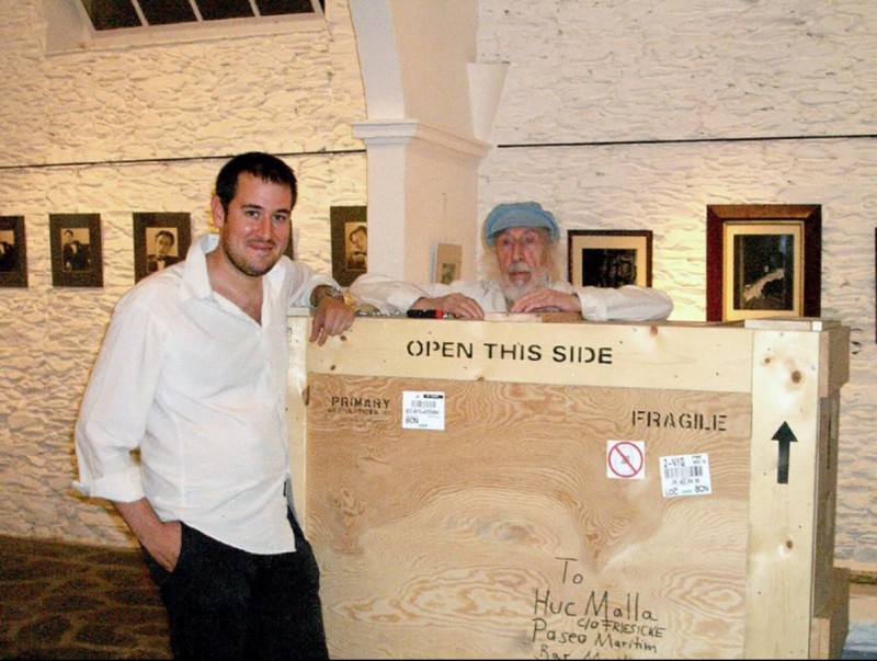 Richard Hamilton i, davant la capsa, el marxant d'art Huc Malla a la galeria Cadaqués 2 ARXIU