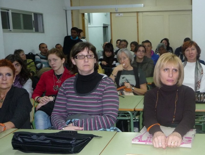 Alumnes d'un centre d'adults assisteixen a una classe magistral. ESCORCOLL
