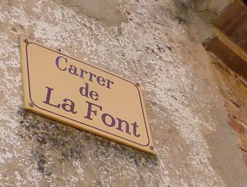 La placa del carrer de la Font de Montagut. A Oix hi ha un altre carrer que porta el mateix nom. R. E