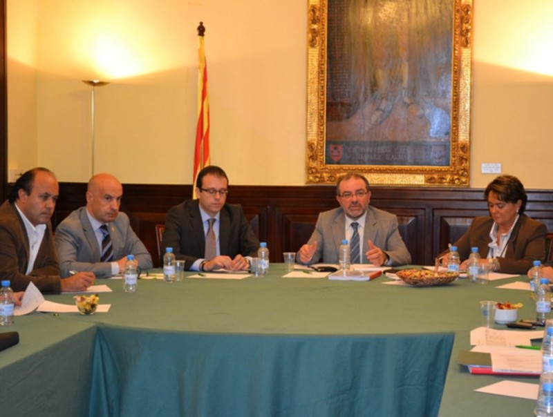 El president Reñé, al centre, a la reunió amb alcaldes de les capitals de comarca. DIPUTACIÓ
