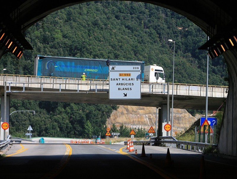 La carretera en obres a la sortida d'un túnel i abans de l'accés a Sant Hilari Sacalm i Arbúcies. MANEL LLADÓ