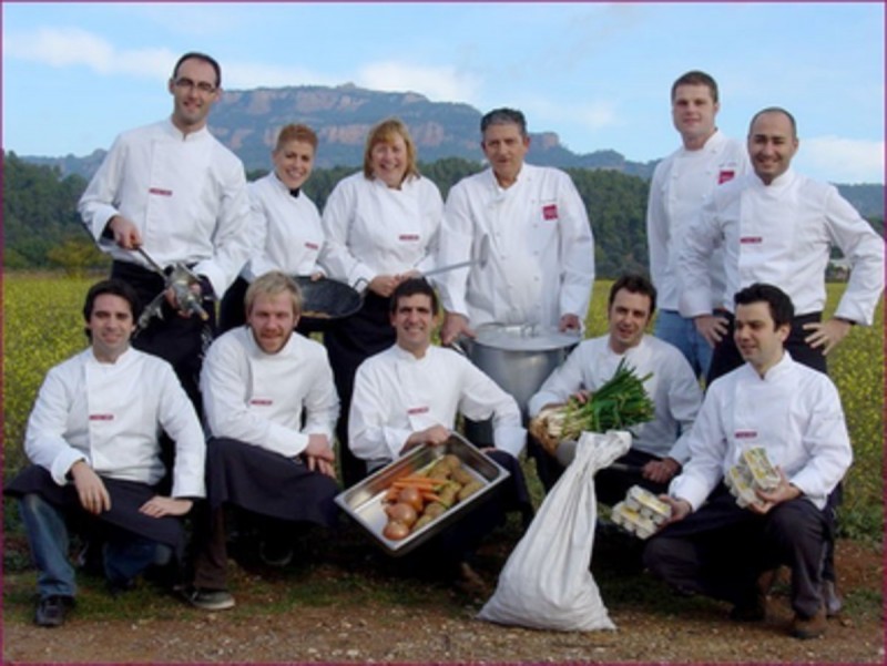 Els cuiners integrants de Cuina Vallès amb productes de la zona i amb la muntanya de Sant Llorenç al fons. CUINA VALLÈS