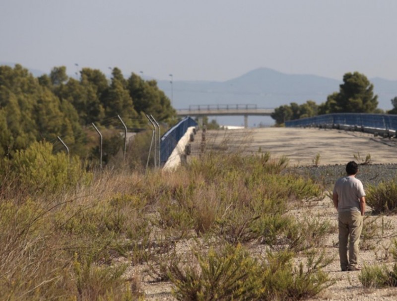 Les obres per traslladar i duplicar l'actual via única del corredor mediterrani entre Vandellòs i Tarragona estan aturades des del 2003 al tram més proper a l'Hospitalet de l'Infant, on la plataforma està acabada. JOSÉ CARLOS LEÓN