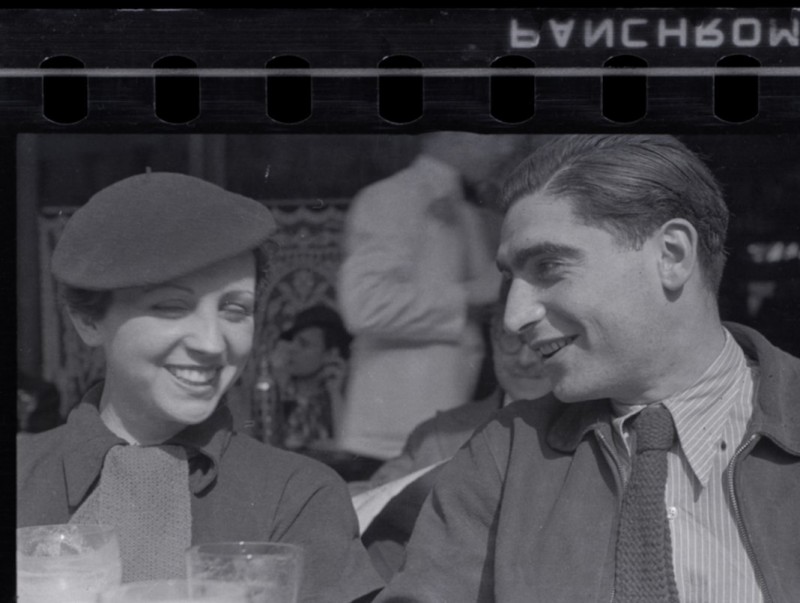 Gerda Taro i Robert Capa a París a principis del 1936. retratats per Fred Stein ESTATE OF FRED STEIN. INTERNATIONAL CENTER OF PHOTOGRAPHY