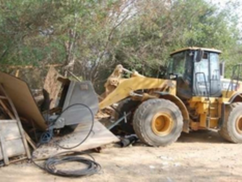Una excavadora elimina les restes de l'antic campament, el passat divendres,. AJ. MASNOU