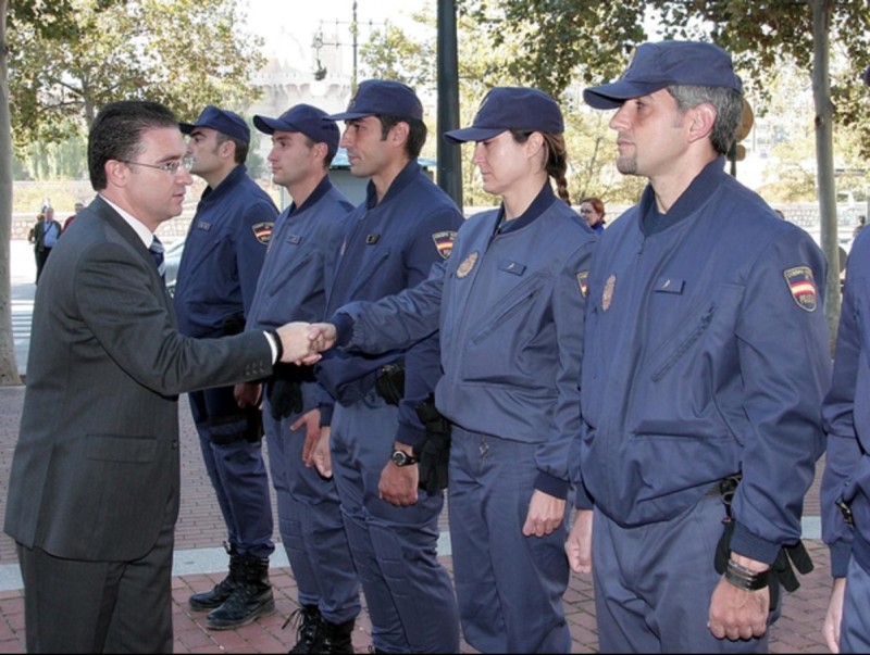El conseller de Governació, Serafín Castellano, saluda els agents de la Policia Autonòmica. JOSÉ CUÉLLAR