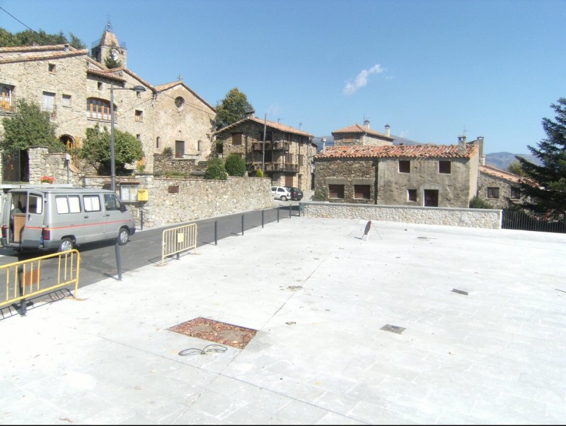 La plaça de l'Ajuntament, amb obres encara pendents d'acabar i que és on s'han d'instal·lar els nous bancs i punts de llum. J.C