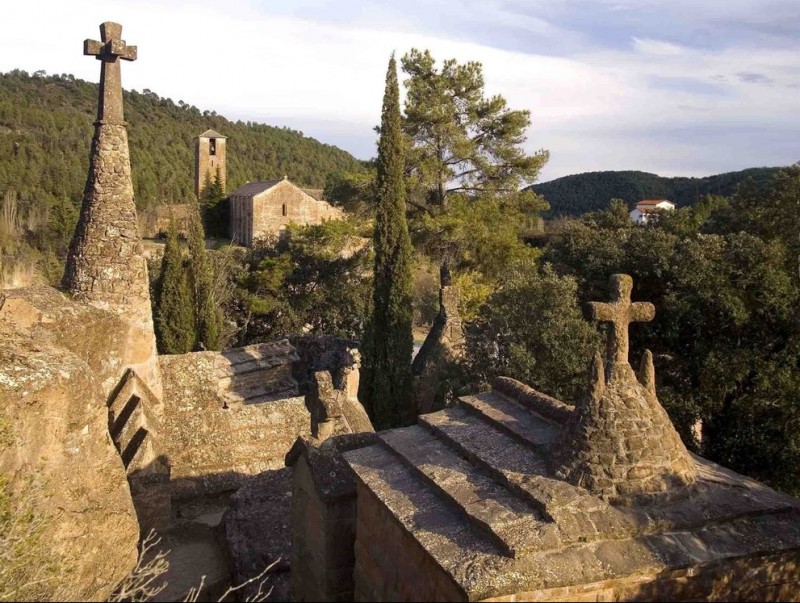 A cinc quilòmetres de Solsona, per la carretera de Berga, trobem la parròquia de Sant Esteve d'Olius, un conjunt arquitectònic molt destacable a la comarca.