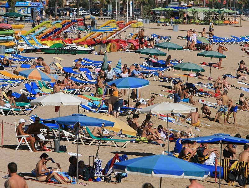 La platja de Lloret presentava ahir una imatge insòlita a mitjan mes d'octubre amb gran quantitat de banyistes M.LLADÓ